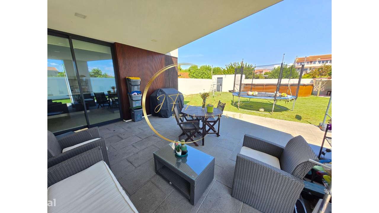 Moradia T4 de Luxo com Jardim-26