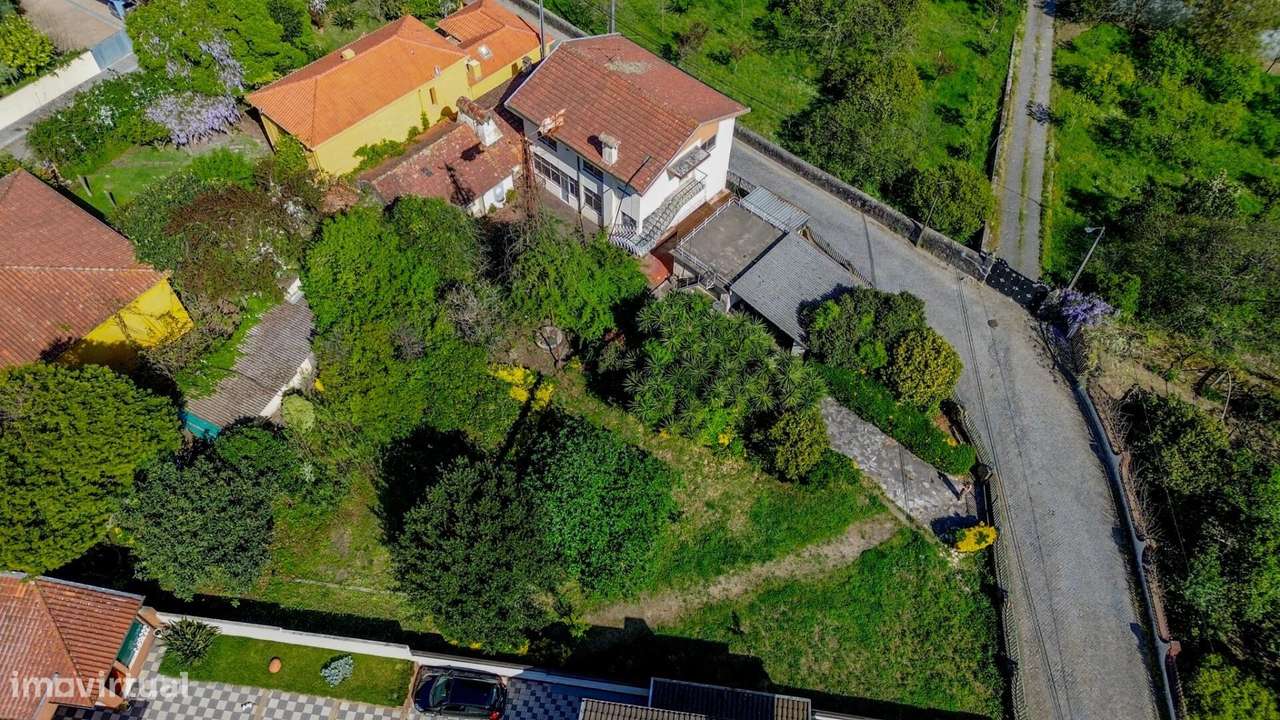 Moradia com 1451m2 de Terreno e Elevado Potencial de Valorização em Sã-0