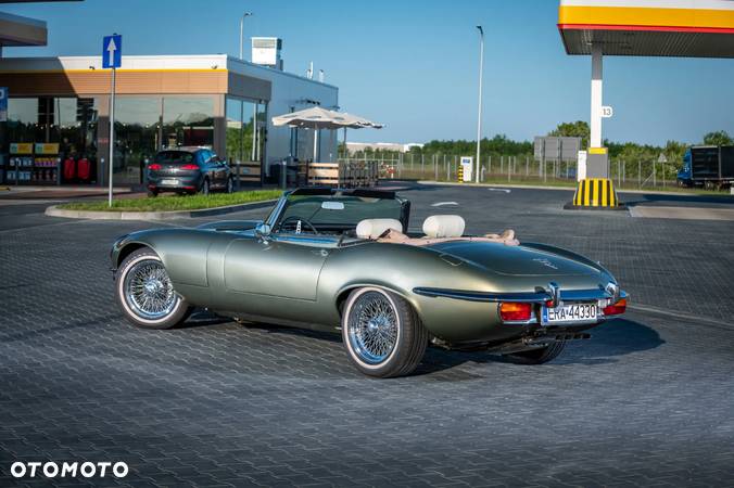 Jaguar E-Type - 10