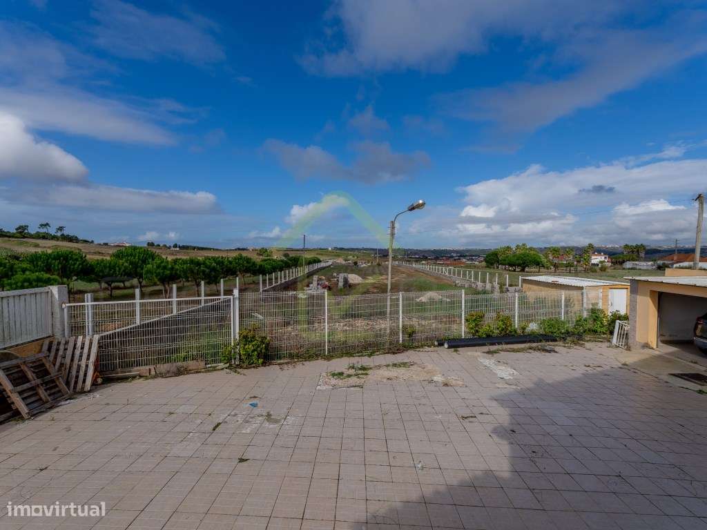Moradia T4 a minutos dos acessos da A8 e perto das praias de região-42