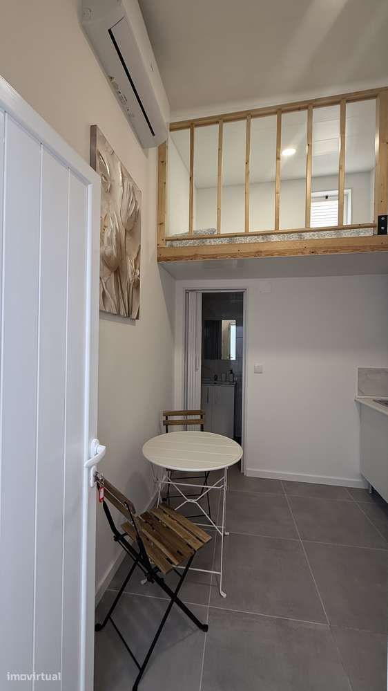 Estúdio Duplex Moderno em Almada