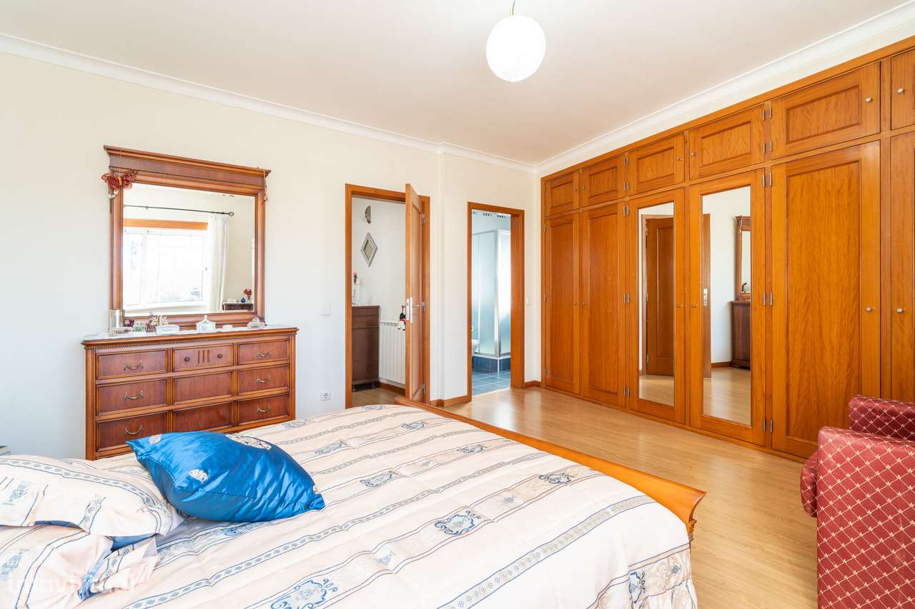 Moradia T4 com jardim, garagem e vistas urbanas-8