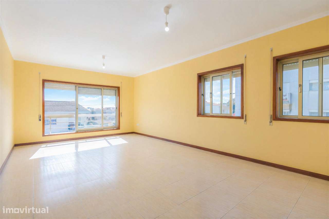 Apartamento T3 com Duas Garagens Fechadas em Águas Santas, Maia-5