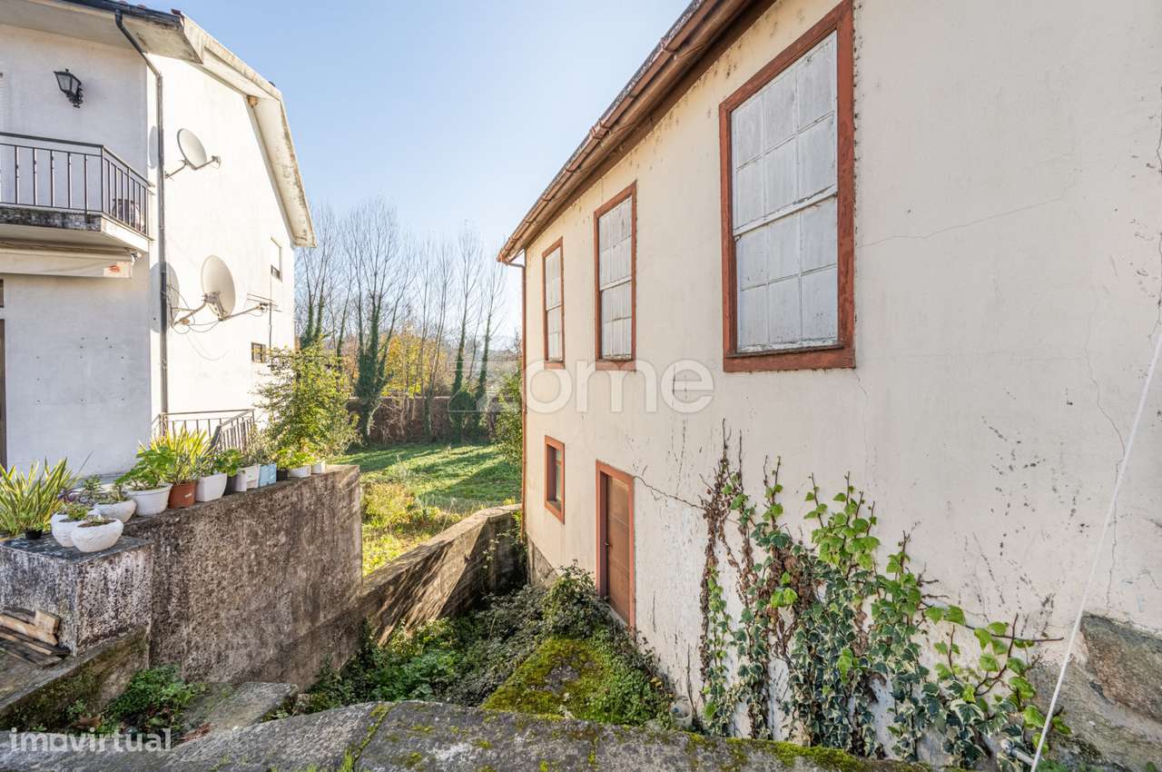 Loja para Restauro com Potencial Habitacional no Coração de Celorico - Grande imagem: 3/25