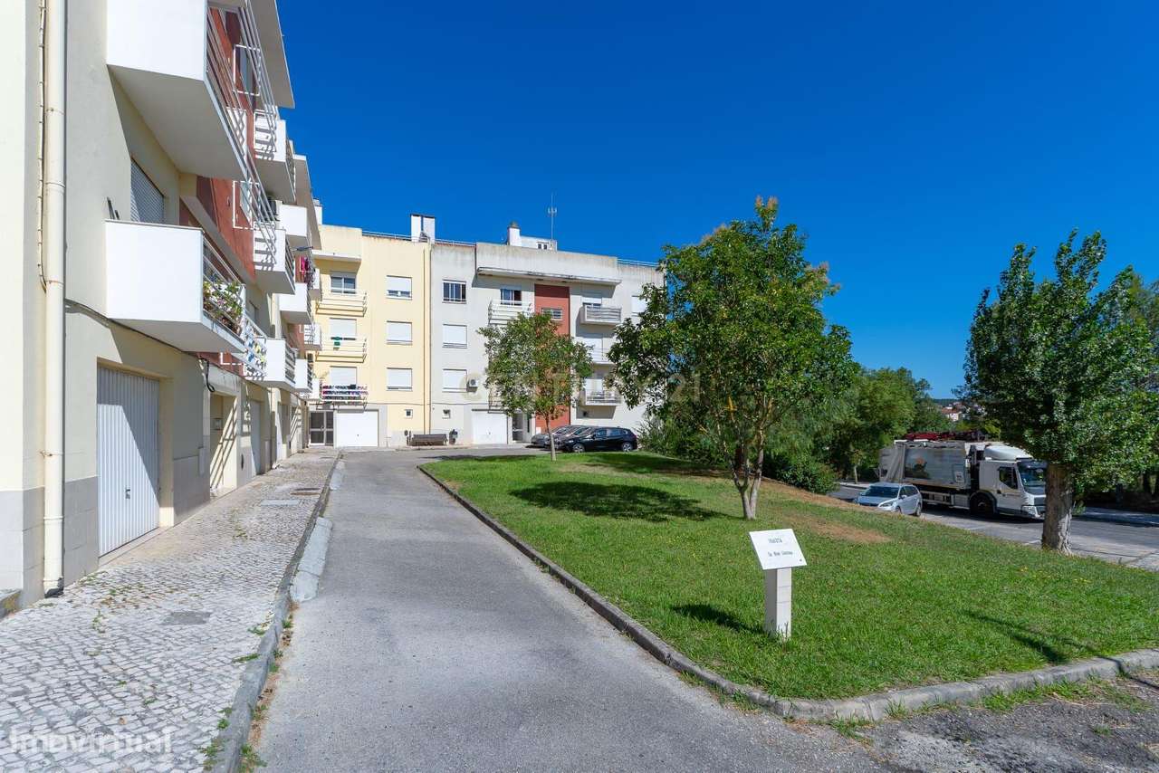 Apartamento T2 com sótão, varanda e garagem — Ota / Alenquer - Grande imagem: 2/22