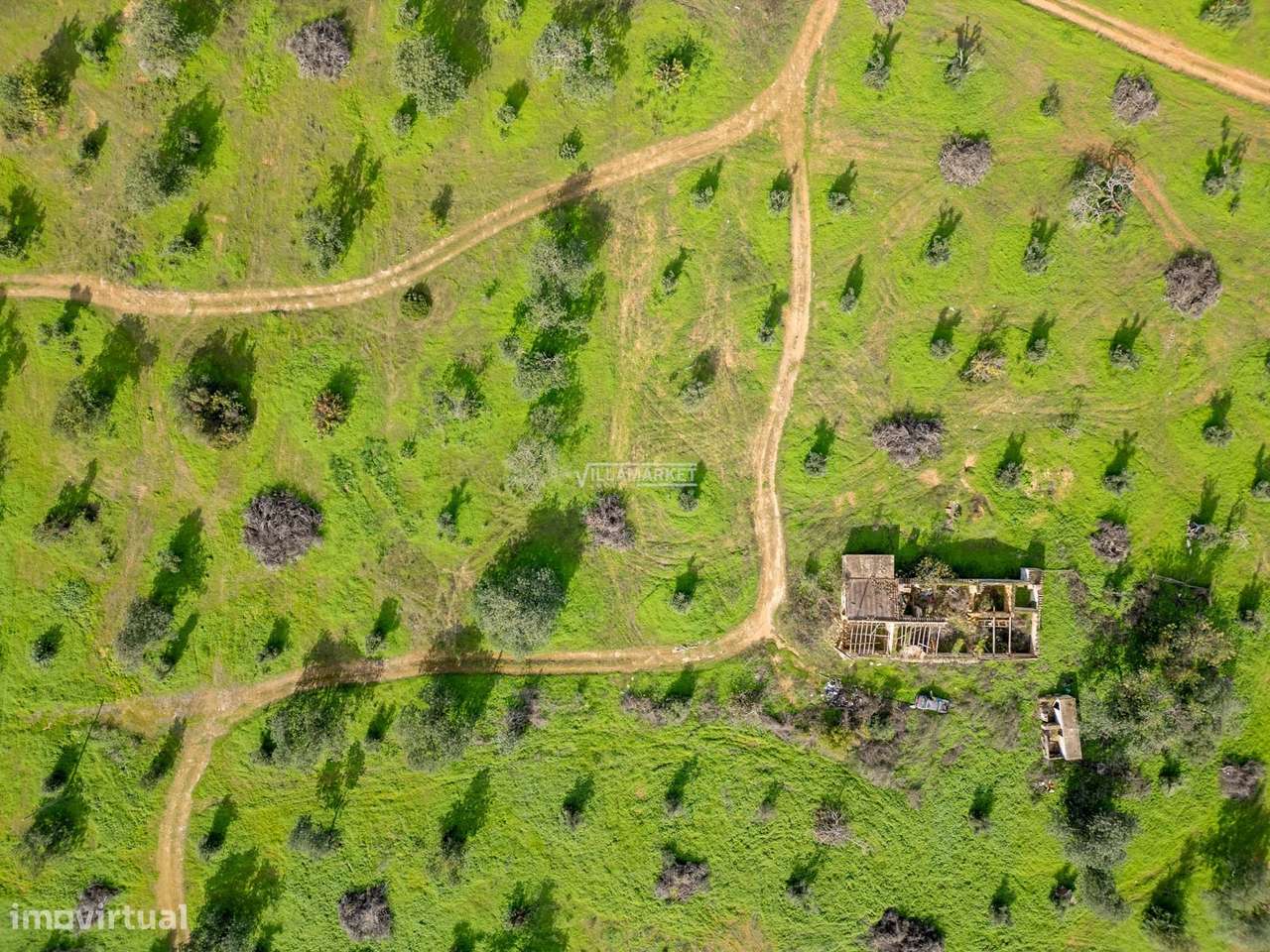 Terreno urbano com 21,8 hectares situado na ligação entre a A22 e o ce-13