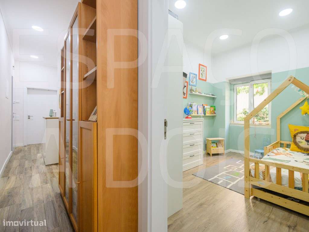 Amadora Centro | T3 Remodelado com 2 Suites e um Fantástico Logrado...-49