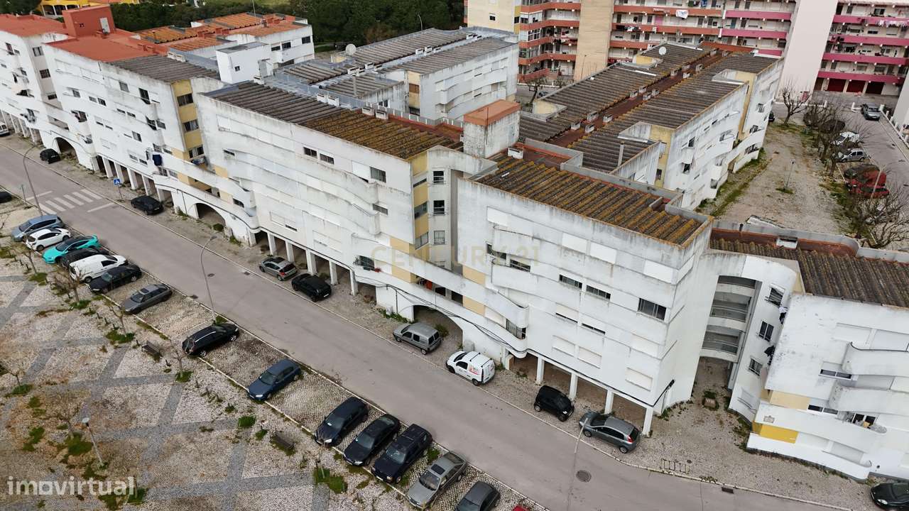 Apartamento T4 com Varanda e Arrecadação, no Centro do Pinhal Novo-27
