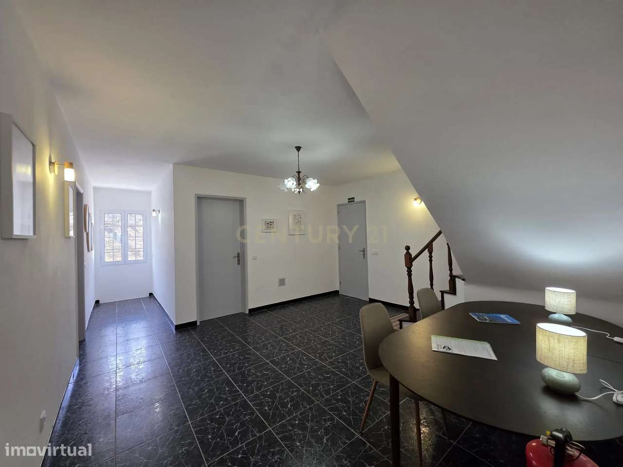 Moradia T5 Totalmente Equipada e Renovada com Vista Deslumbrante – Lom-14