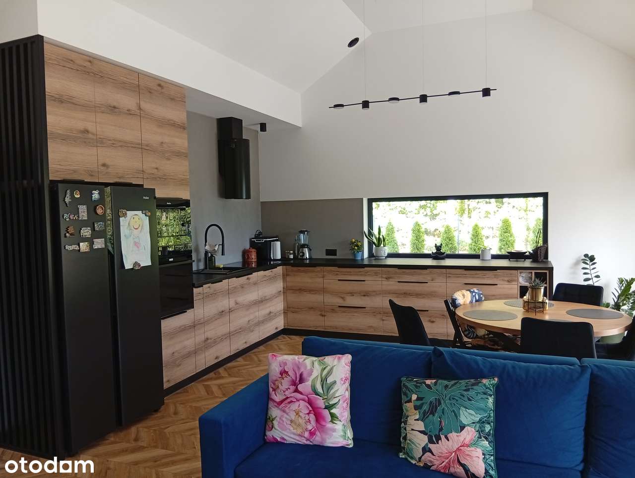 Nowoczesny dom z dużym ogrodem i wysokim sufitem - Pełny obrazek: 5/12