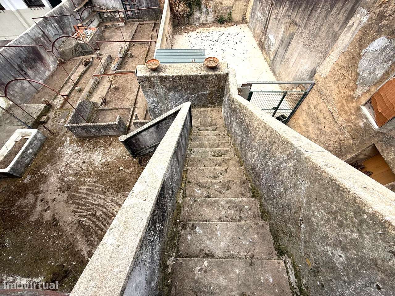 Moradia de Traça Apalaçada com Lojas  no Centro Histórico de Ovar-39