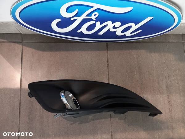 Ramka halogenu - kratka prawa Ford Fiesta 2012-2019 1840418 - 1