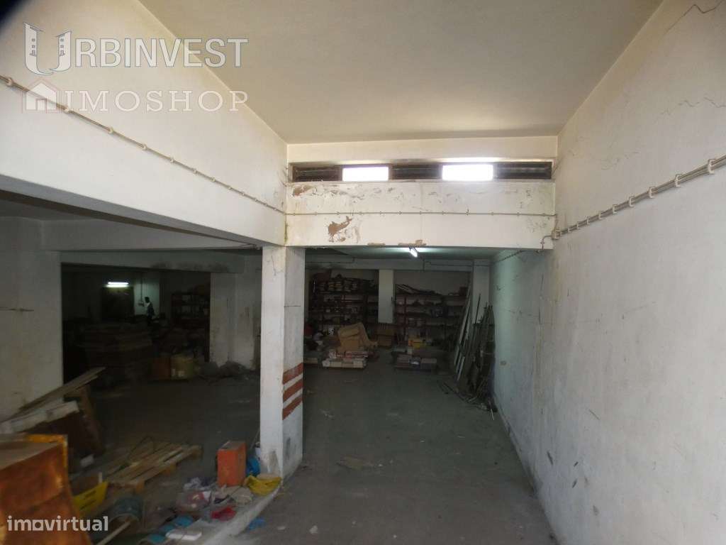 Armazém em cave de prédio no centro de Ferragudo. - Grande imagem: 5/16