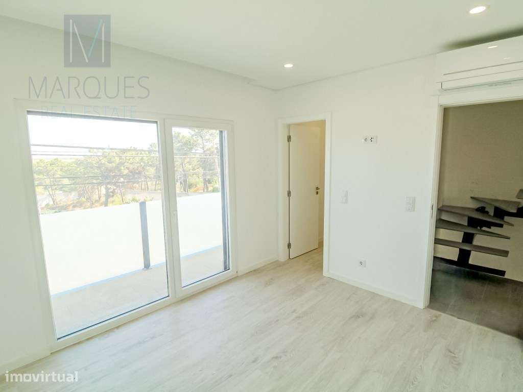 Moradia V2+2 com garagem em Vale de Milhaços - Corroios-12