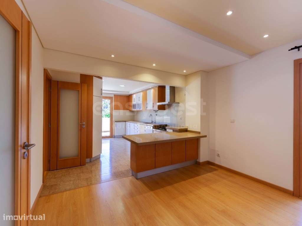 T2 Colinas do Cruzeiro com garagem para mais de 20 carros e terraço...-16