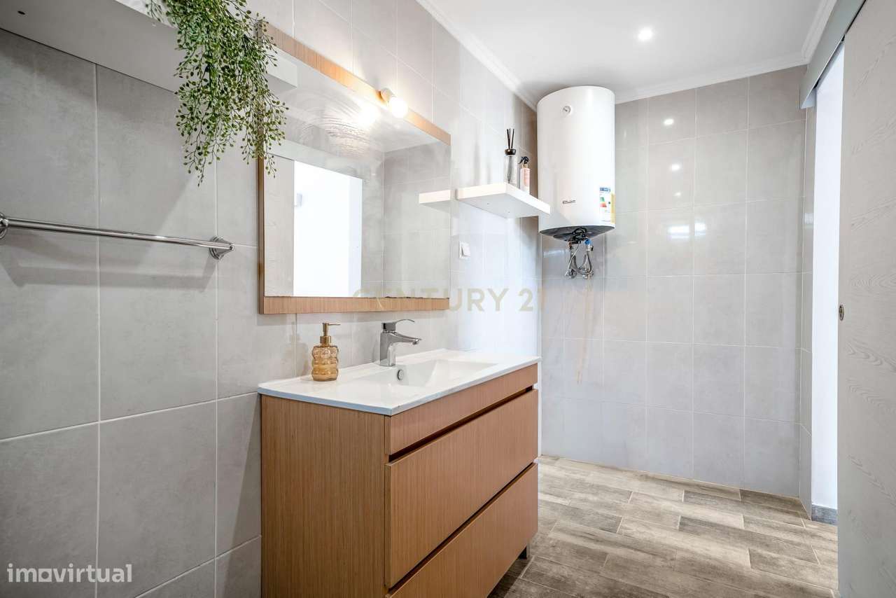 Moradia térrea renovada com dois quartos e terreno urbano, em Alcantar-15