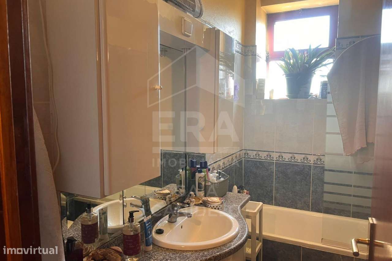 T2 com Enorme Terraço em Localização Privilegiada-6