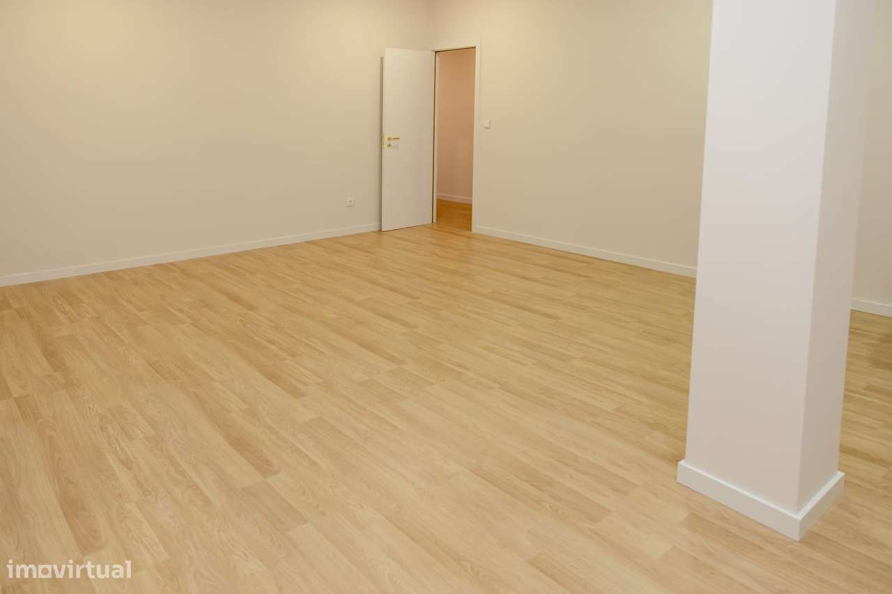 Loja com 185 m2 e garagem individual-1