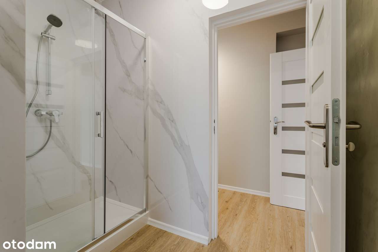 Nowa kawalerka z dużą łazienką, osobną kuchnią i komórką lokatorską-6