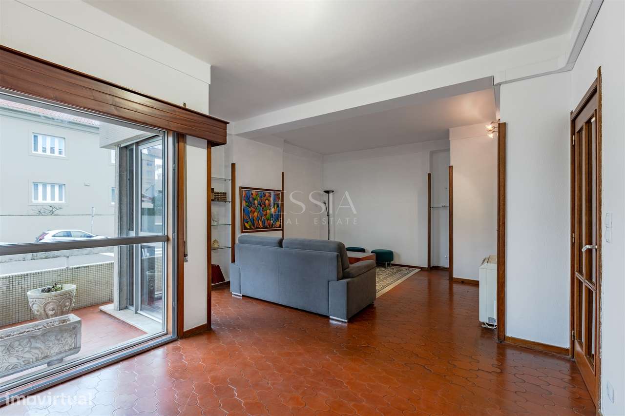 Apartamento T4 com Garagem Box entre o Marquês e Praça Sá Carneiro-5