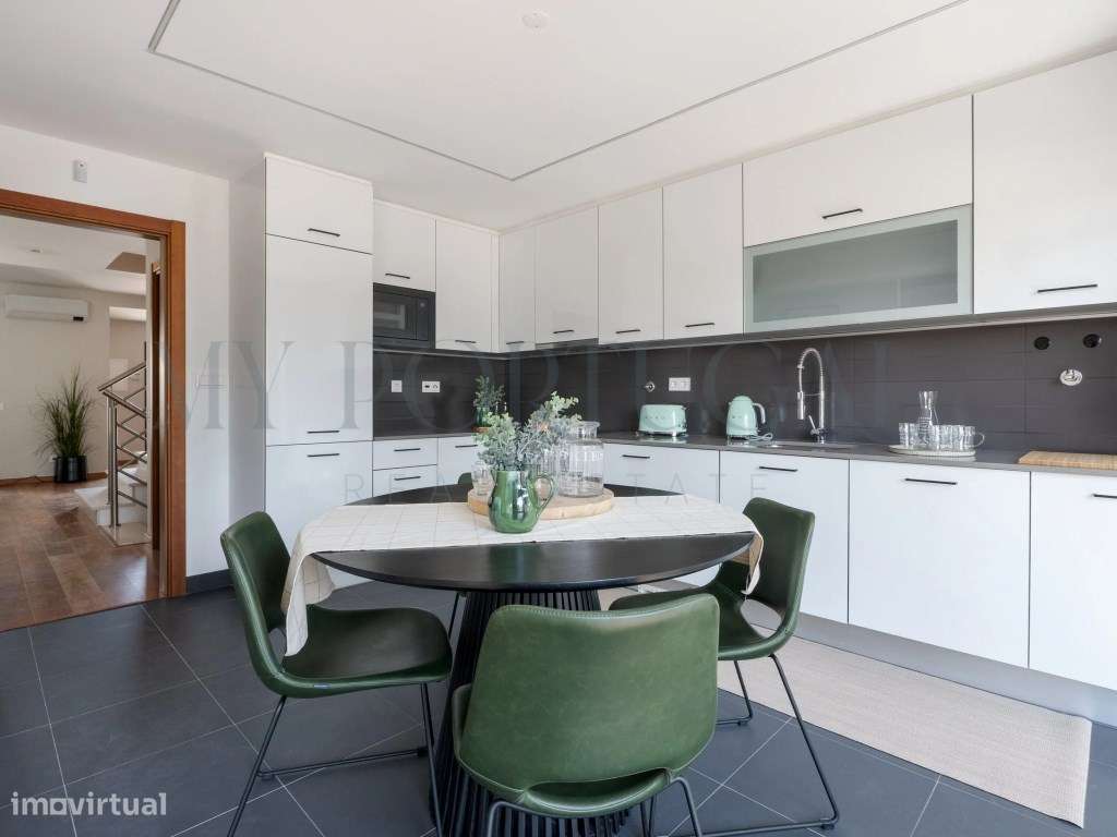 Elegância e Modernidade: Moradia T4 de Luxo com Rooftop em Alcochete-8