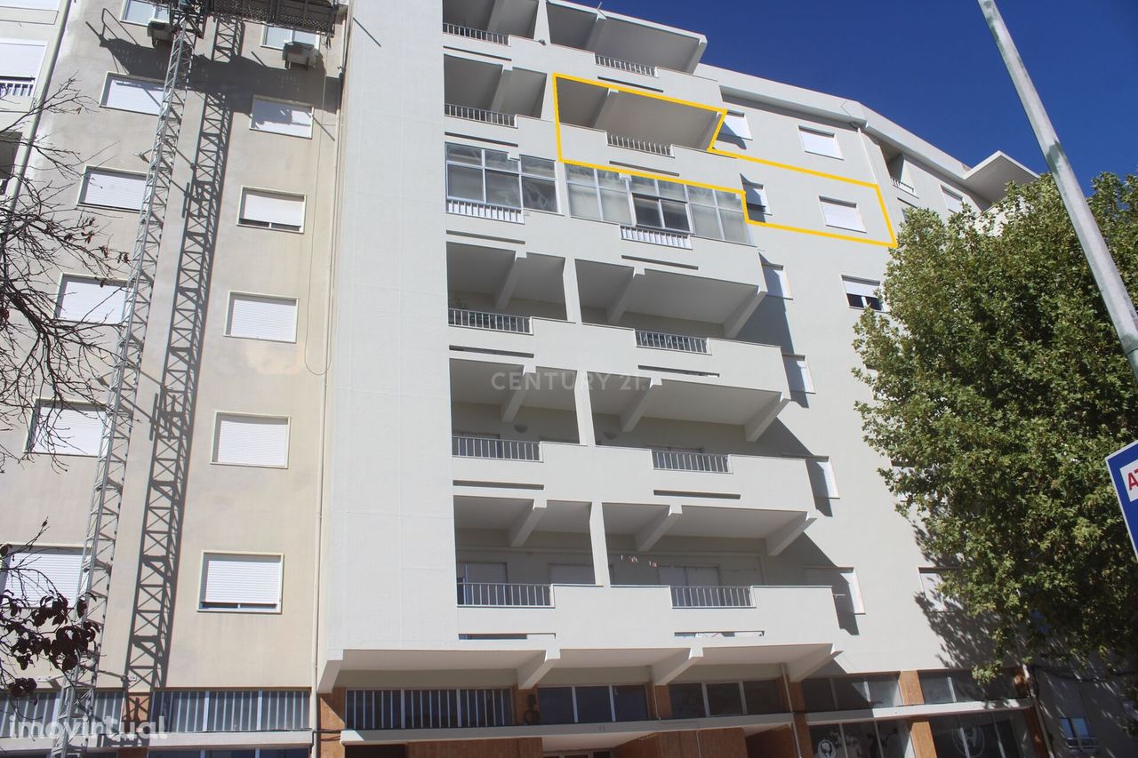 Apartamento T3+1 no centro da cidade de Castelo Branco, com varanda e