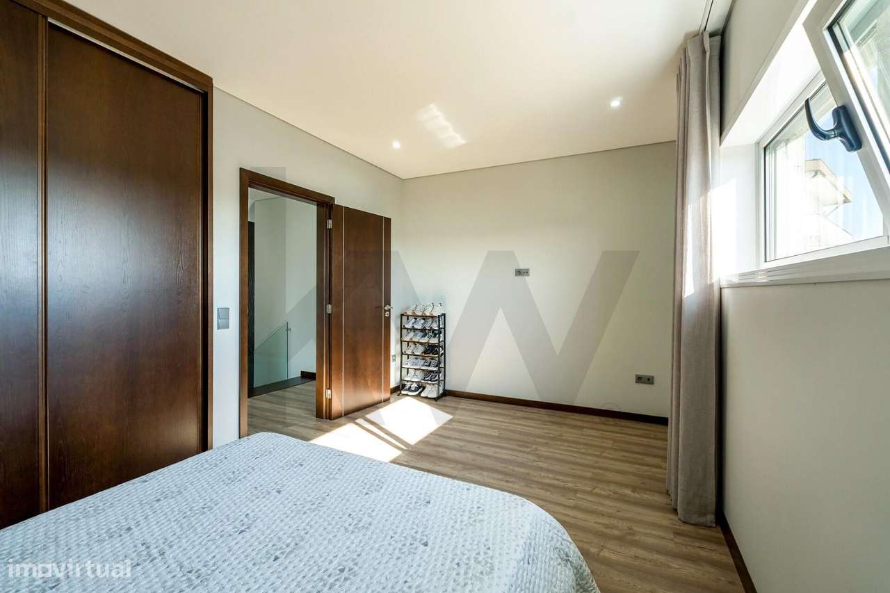 Espaço, Luz e Privacidade | Moradia T3 com 903 m2 de Terreno e Suite e-16