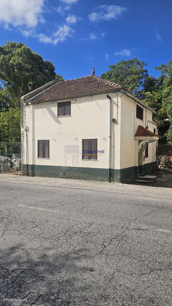 Moradia T2 Campolide, para renovação total-13