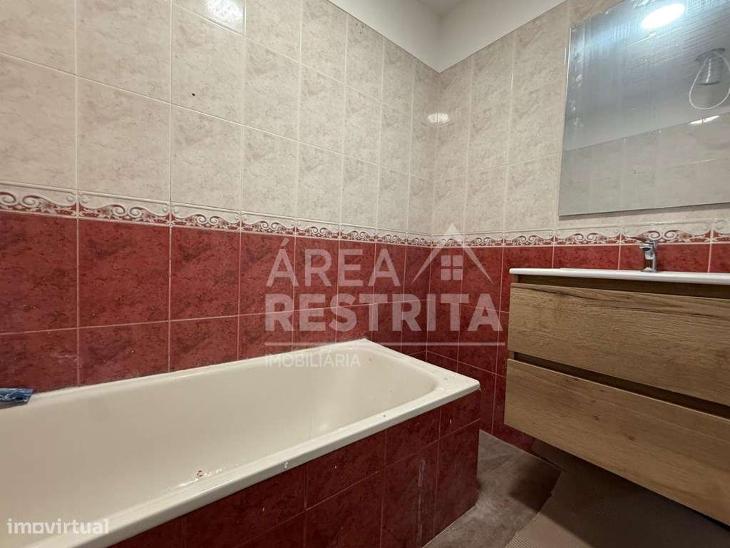Apartamento T4 transformado em T3 no Laranjeiro-15
