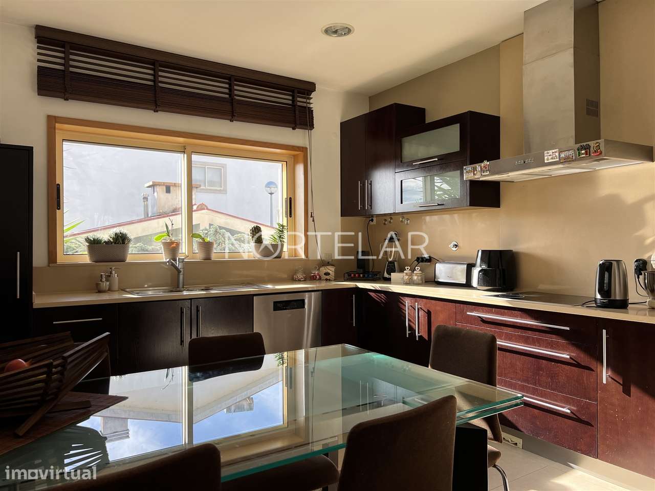 Moradia T3 com jardim e 3 frentes em Famalicão-13