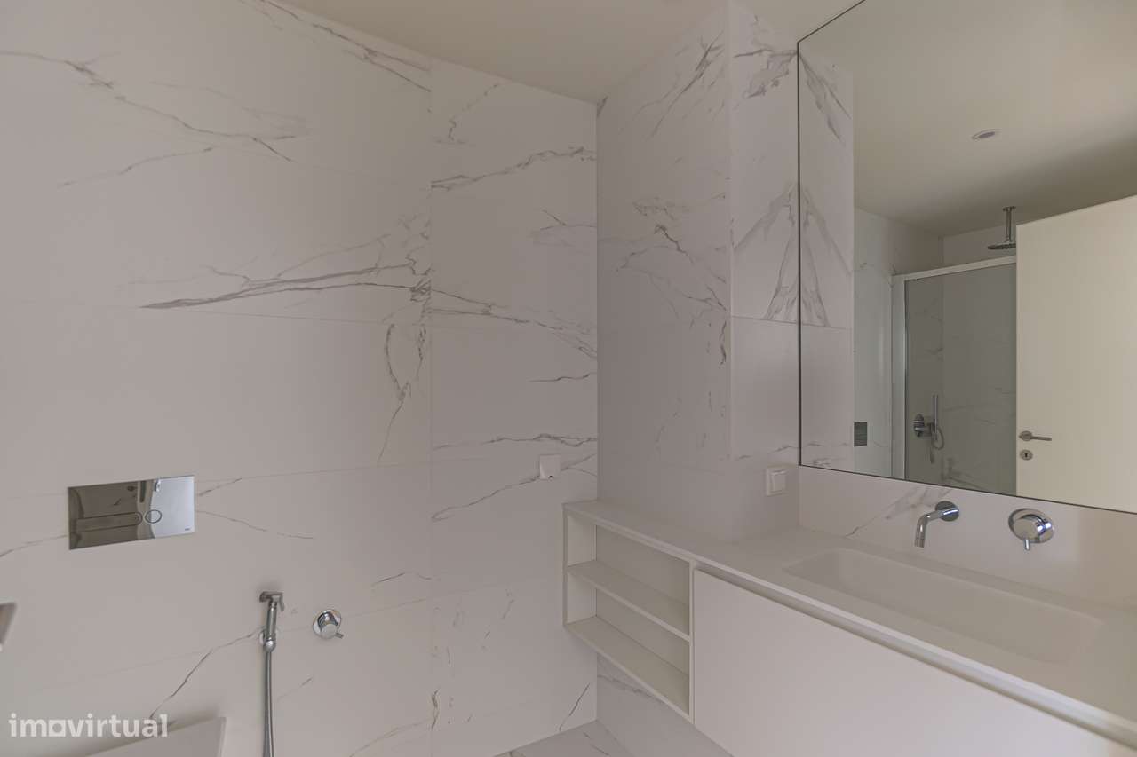 T3 Novo em Condomínio com Jardim, 3 Garagens, Permuta Possível-13