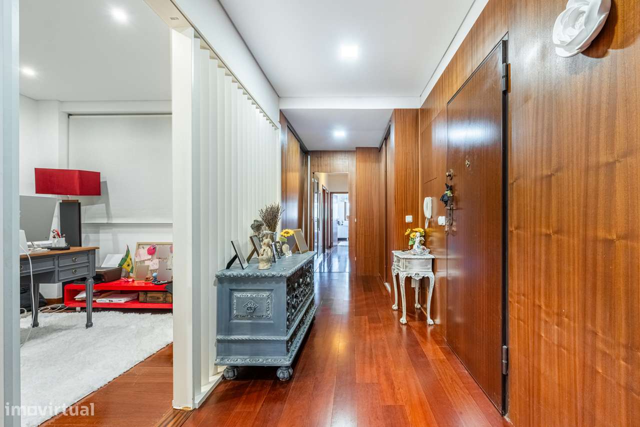 Apartamento T2+2 em plena Avenida da Liberdade-11