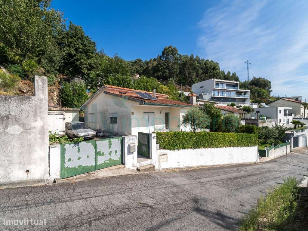 MORADIA TÉRREA COM GRANDE POTENCIAL | GARAGEM E JARDIM-12