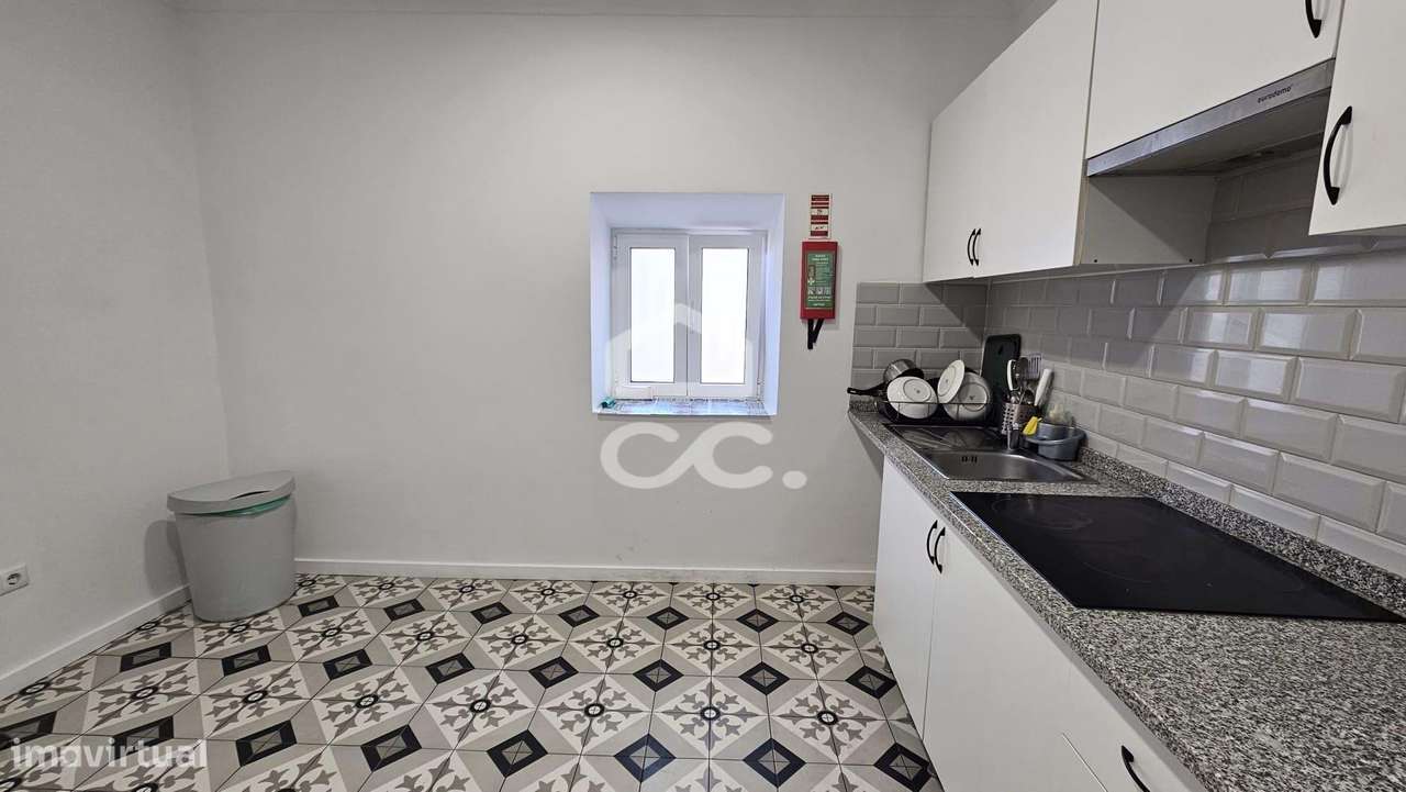 Alojamento com 10 quartos, pronto a rentabilizar, com obras recentes e-15