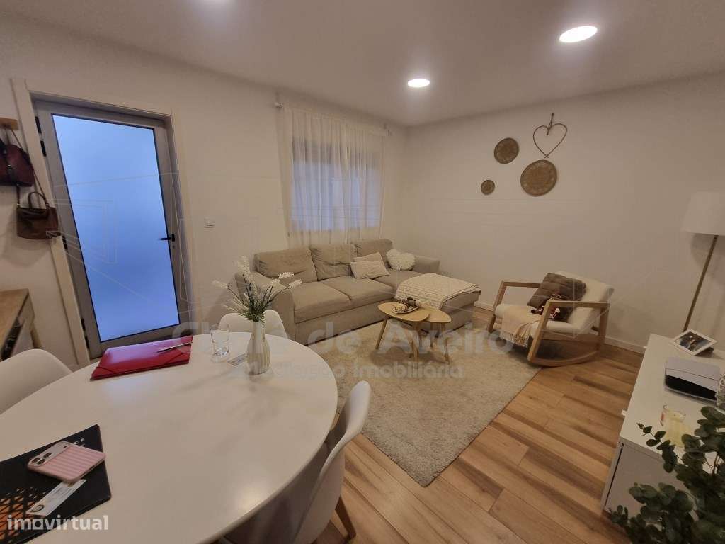 Apartamento T2 com lugar de garagem em Esgueira-0