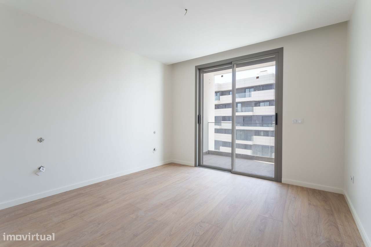 Apartamento T3 Novo a Estrear | 3 Suites | Vista Rio | Garagem Box | C-31