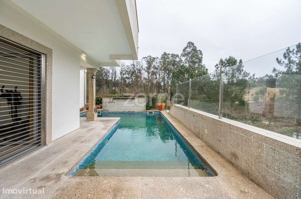 Moradia T3 c/Suítes e Piscina na Quinta das Luzes-39