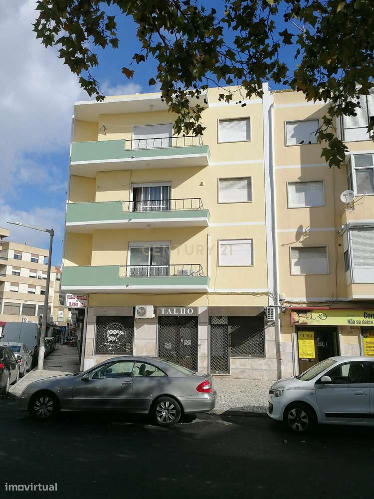 Loja com duas frentes no centro de Alverca - Grande imagem: 3/10