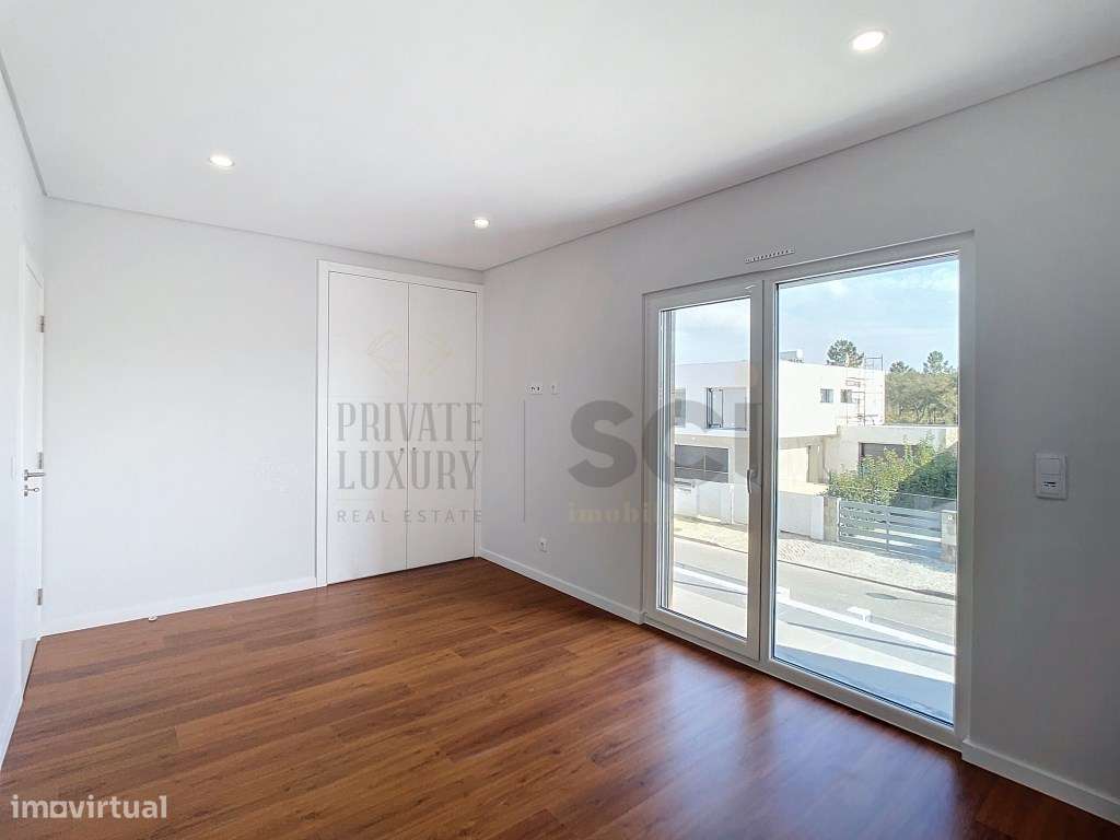 Moradia T4 Térrea Isolada em Azeitão com Piscina e Garagem-19