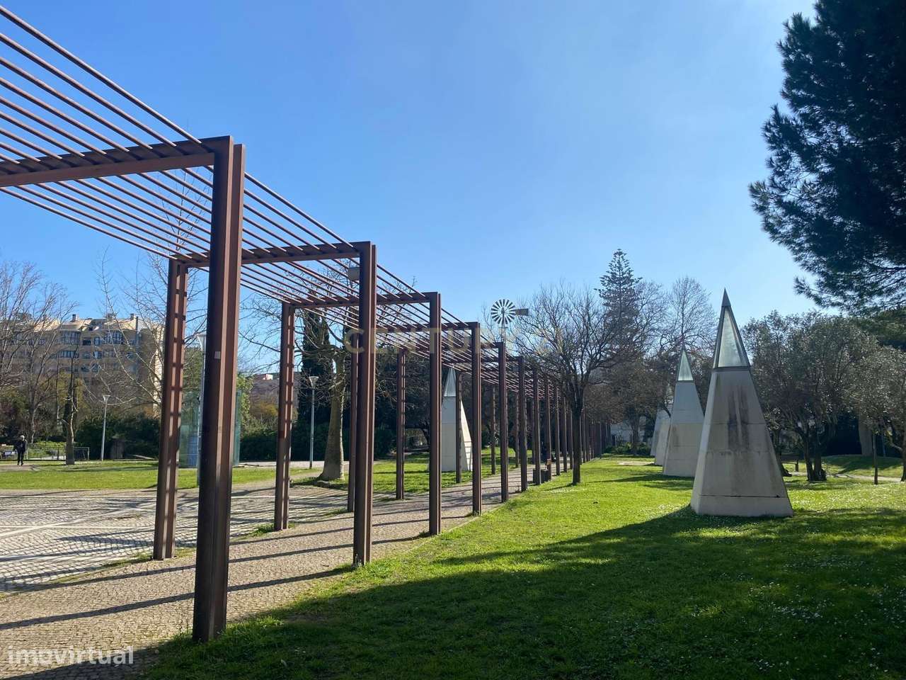 O Refúgio Perfeito em Telheiras – Luz, Conforto e Vista Desafogada-46