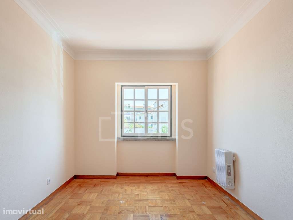 Moradia T8 isolada, com jardim e piscina no centro da Parede-34