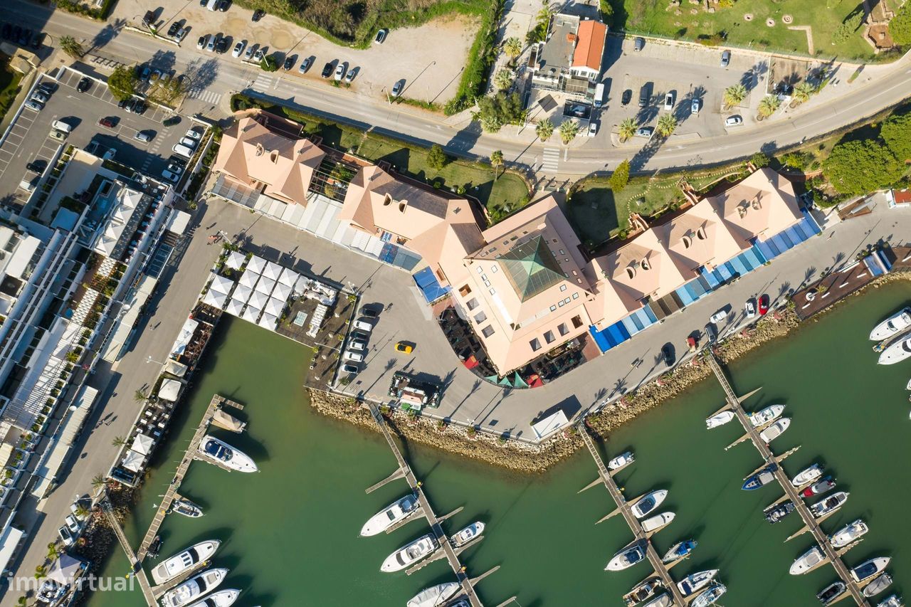 Espaço comercial para arrendamento na Marina de Vilamoura