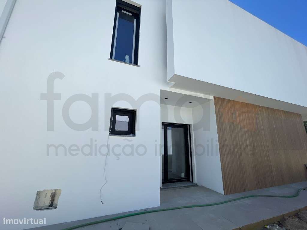 Moradia T3 com jardim e piscina em zona residencial tranquila-8