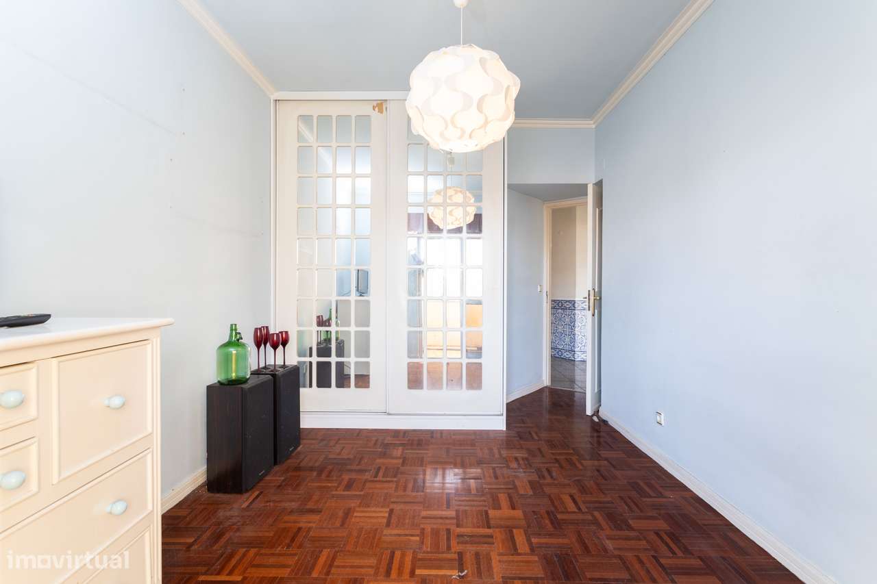 Apartamento T2 na Amadora: Potencial Único com Sótão e Varanda Solaren-10