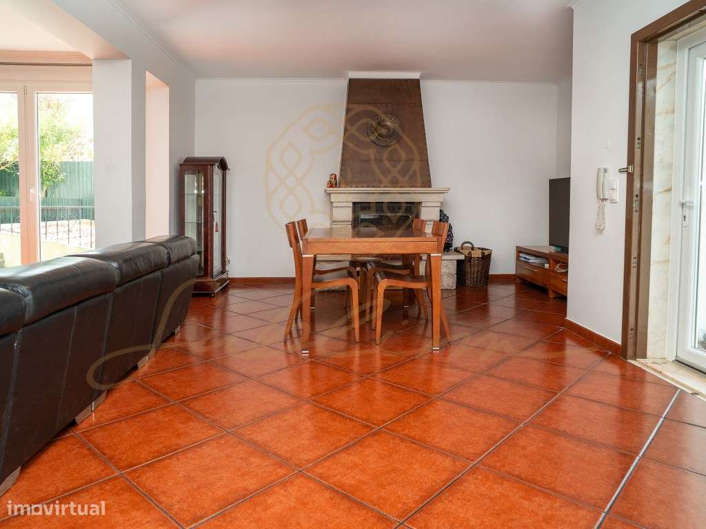 Moradia Isolada com 6 Assoalhadas , Piscina , Garagem Perto das Praias-12