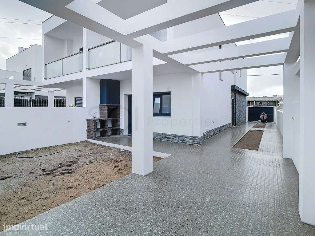 Moradia T3 duplex no centro de Fernão Ferro-25