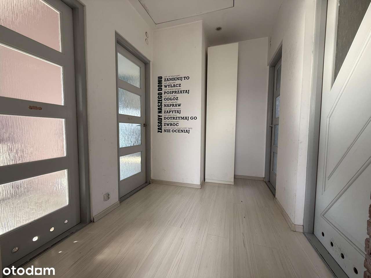 Dom z klimatem na wyjątkowo prywatnej działce z dużym osobnym garażem-16