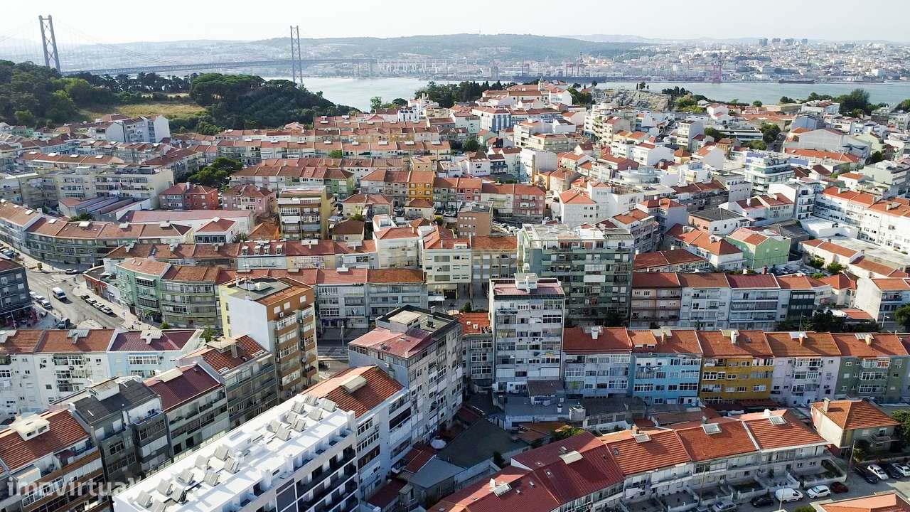Apartamento T2 Renovado com Logradouro de 80m² no Centro de Almada-26