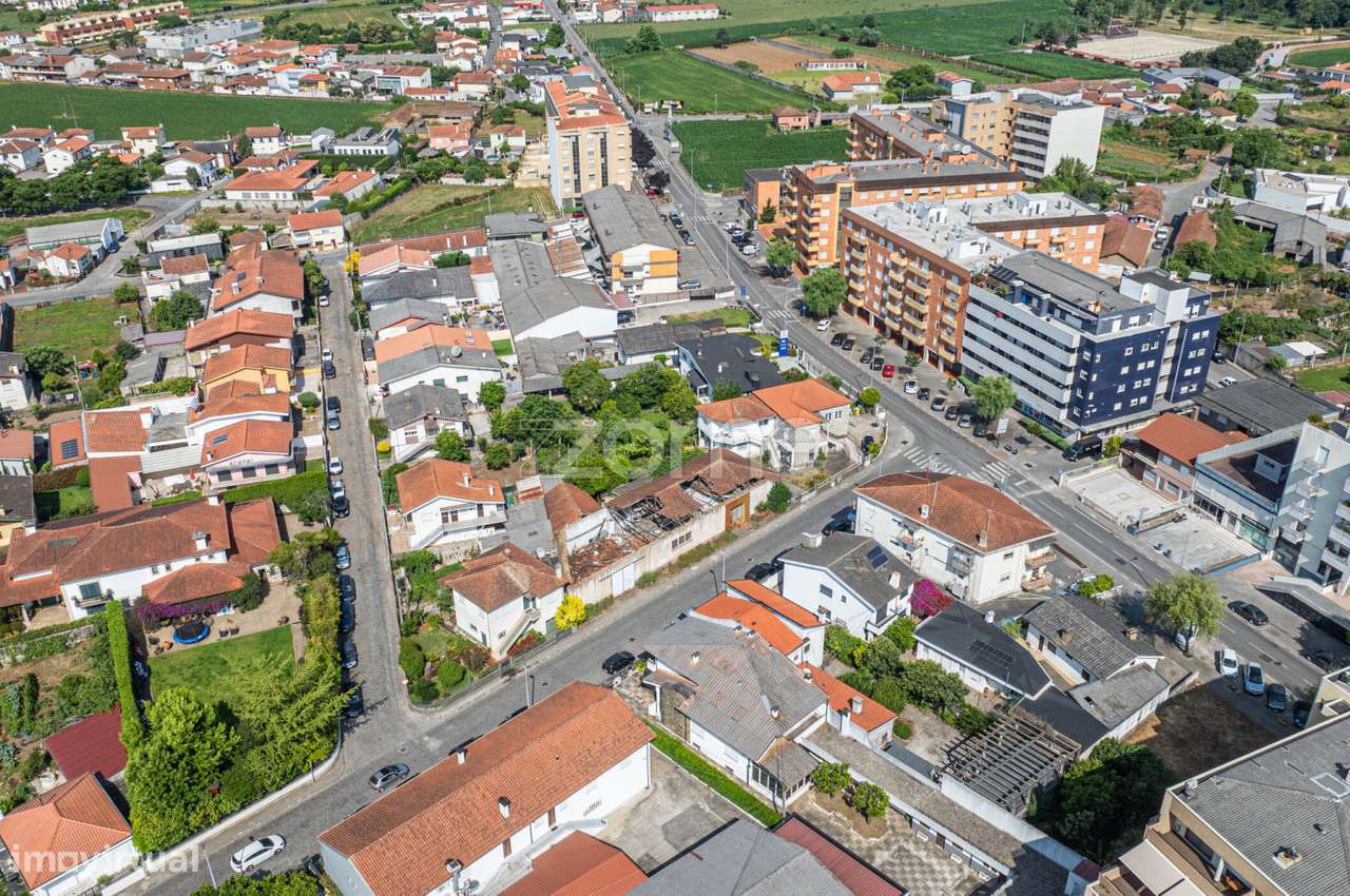 Moradia T5 4 frentes no Centro da Trofa-6