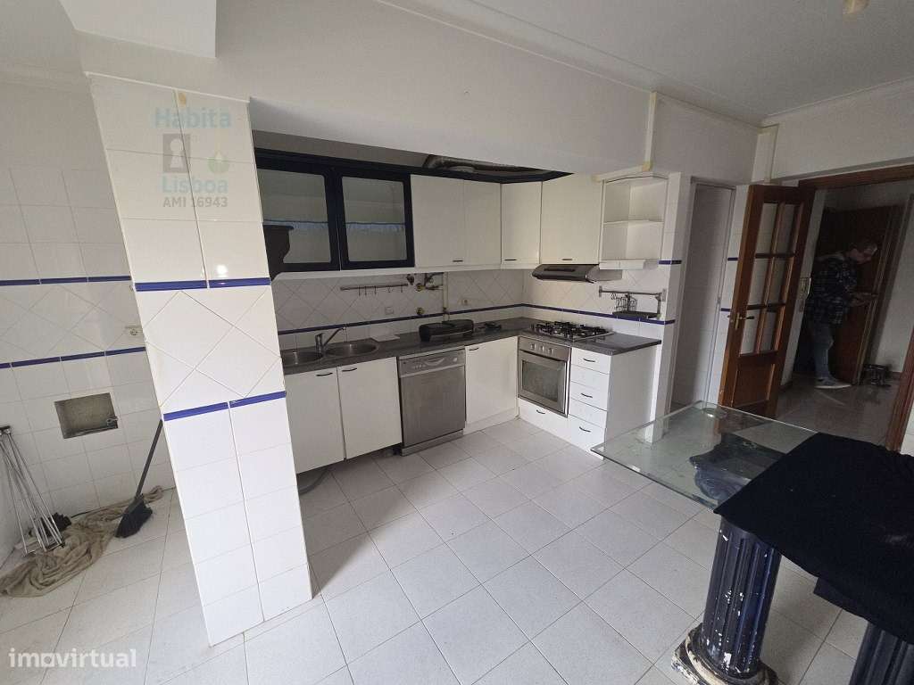 T3 no Centro do Carregado com 3 Varandas e Imenso Potencial - Grande imagem: 4/40